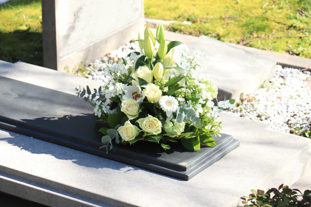 Fleurs tombe